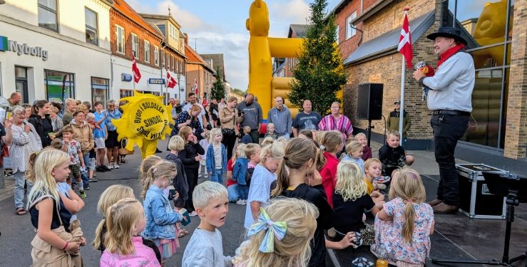 Halløj i Gaden i Sindal blev en aften med underholdning for både børn og voksne samt masser af gode tilbud og spændende madoplevelser.