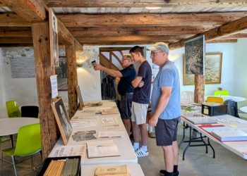 Villy Nielsen fortæller de besøgende om personerne på de gamle portrætter.