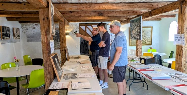 Villy Nielsen fortæller de besøgende om personerne på de gamle portrætter.