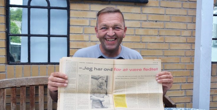 Poul Raunsmed viser et udklip med bedstemoderen Maren. Foto Mads Laursen