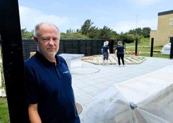 Centerleder Lars-Henrik Kristensen ved byggepladsen til saunaområdet, som ligger i umiddelbar forlængelse af svømmehallen i Hirtshals. Foto: Niels Skipper.