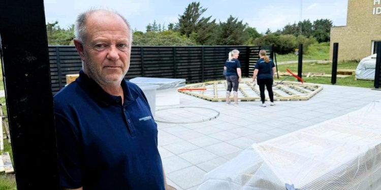 Centerleder Lars-Henrik Kristensen ved byggepladsen til saunaområdet, som ligger i umiddelbar forlængelse af svømmehallen i Hirtshals. Foto: Niels Skipper.