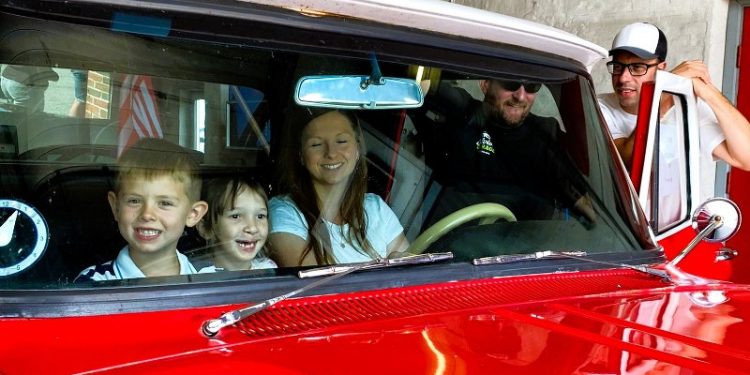 Store smil ved åbningen af Silvio's Garage. Foto: Privat.