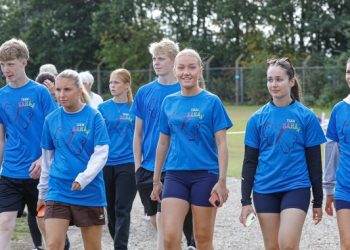 Deltagere fra Team Sara i blå trøjer ved Stafet For Livet. Foto: Henrik Risager.