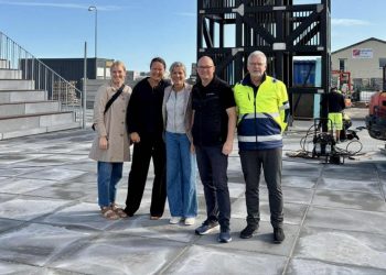 Glade smil foran det rejste tårn i Hirtshals.