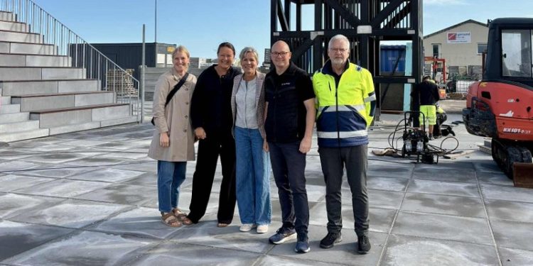 Glade smil foran det rejste tårn i Hirtshals.