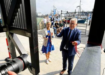 Borgmester Søren Smalbro klippede det røde garn over ved indvielsen af Det Sorte Tårn og Aktivitetspladsen. Til venstre ses turistchef Laila Zielke. Foto: Niels Skipper.