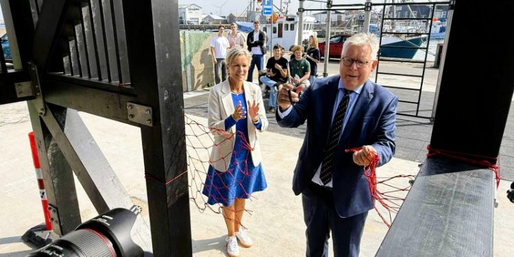 Borgmester Søren Smalbro klippede det røde garn over ved indvielsen af Det Sorte Tårn og Aktivitetspladsen. Til venstre ses turistchef Laila Zielke. Foto: Niels Skipper.