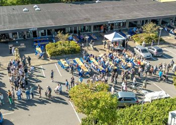 Køen var lang til spisning efter lørdagens store loppemarked på Bytorvet.