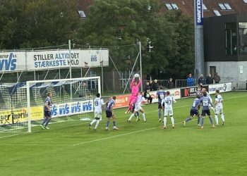 Hjemmeholdet Vendsyssel FF i hvide dragter pressede gæsterne fra AaB i store dele af kampen. Foto: Palle W. Nielsen