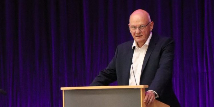 Vagn Hansen på talerstolen i Idrætscenter Vendsyssel. Foto: ICV.