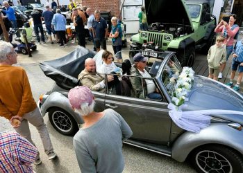 Brudeparret Signe og Thomas i sølvfarvet VW vækker jubel og ønskes tillykke hele vejen ned igennem Nørregade under Hirtshals Veterantræf. Foto: Niels Skipper.