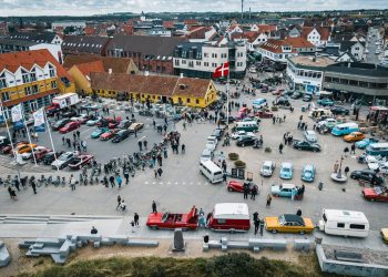 Veterantræffets epicenter var den Grønne Plads, hvorfra køretøjerne var spredt over det centrale Hirtshals og Sydvestkajen. Foto: Stoklund Medieproduktion.