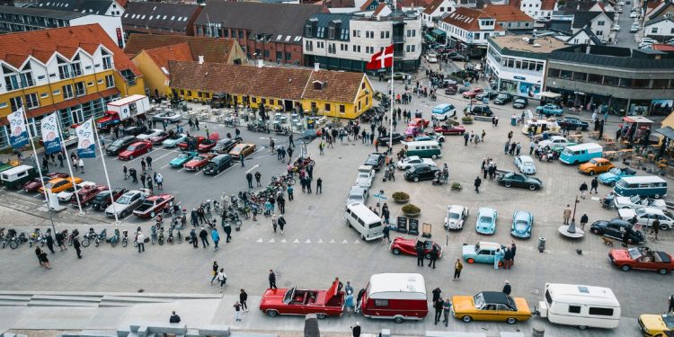 Veterantræffets epicenter var den Grønne Plads, hvorfra køretøjerne var spredt over det centrale Hirtshals og Sydvestkajen. Foto: Stoklund Medieproduktion.