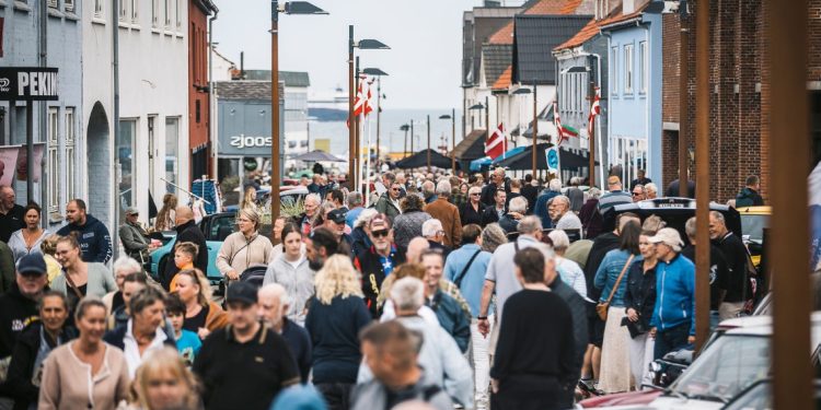 Presset er stort i midtbyen, når sommerens mange store events afholdes i Hirtshals. Her er det Hirtshals Veterantræf. Foto: René Stoklund.