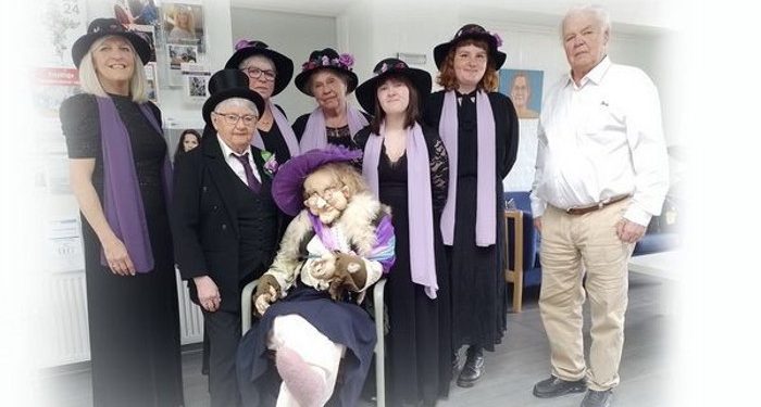 Vendelbo Syngepiger skaber fest og god stemning i Vidstrup Forsamlingshus. Privatfoto.