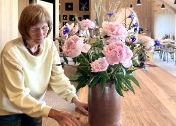 Inger Ussing Larsen er stadig aktiv i og omkring Kornets Hus, hvor hun lørdag laver åben workshop i kunsten at flette med korn. Privatfoto