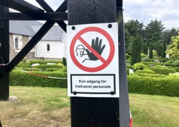 Kirkeværgen har sørget for et skilt, som viser, at der at sikkerhedsmæssige hensyn kun er adgang for instrueret personale. Foto: Palle W. Nielsen