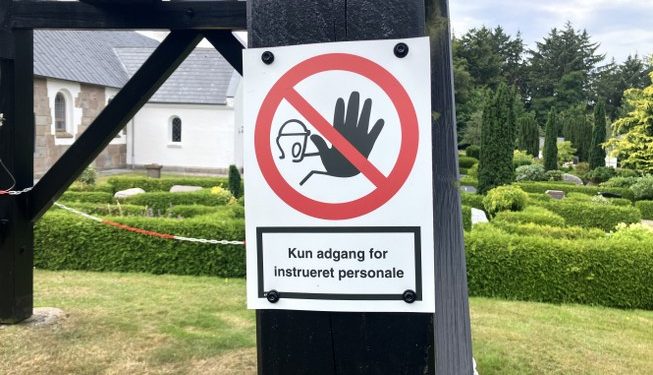 Kirkeværgen har sørget for et skilt, som viser, at der at sikkerhedsmæssige hensyn kun er adgang for instrueret personale. Foto: Palle W. Nielsen