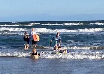 Sognepræst Johan Hermann Rump søsatte konfirmand-forberedelserne ved Tversted Strand. Foto: Palle W. Nielsen