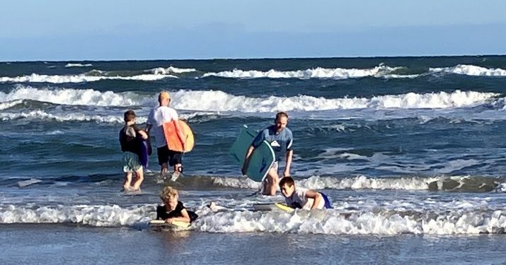 Sognepræst Johan Hermann Rump søsatte konfirmand-forberedelserne ved Tversted Strand. Foto: Palle W. Nielsen