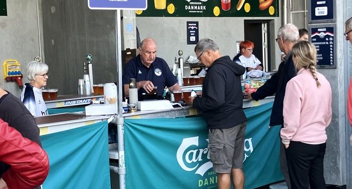 Svend Dahl på sin vante plads på førsteholdet bag tribuen på Nord Energi Arena i Hjørring. Foto: Palle W. Nielsen