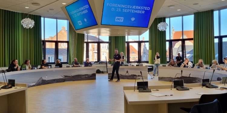 Jens Fischer, Foreningskonsulent i Hjørring Kommune, byder velkommen til Foreningsværkstedet. Foto: Jesper Kjærgaard