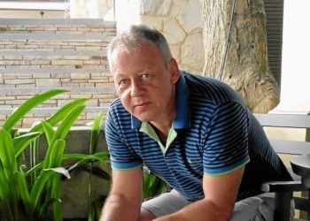 Tidligere kriminaltekniker Kim Larsen fortæller om sit virke i Lendum Kultur- og Borgerhus. Privatfoto.