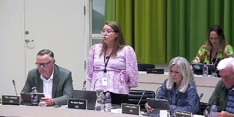 Socialdemokraten Anette Bæk ved byrådsmødet onsdag på Rådshuset i Hjørring. Foto: Screendump.
