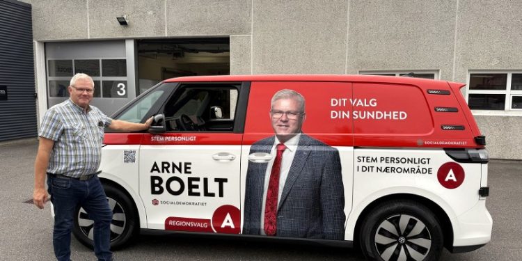 Arne Boelt (S) ved sin valgbus til RV25. Foto: Krogh Andersen A/S.