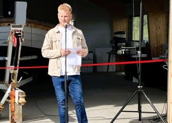 Formand Runi Haraldsen foran Bådhuset hos Tornby Bjergelav. Foto: Niels Chr. Jakobsen.