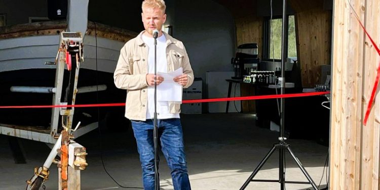 Formand Runi Haraldsen foran Bådhuset hos Tornby Bjergelav. Foto: Niels Chr. Jakobsen.