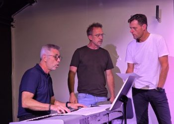 Kapelmester, Michael Jensen, øver revysange med de to skuespillere, Lars Boelt (tv.) og Morten Pedersen.