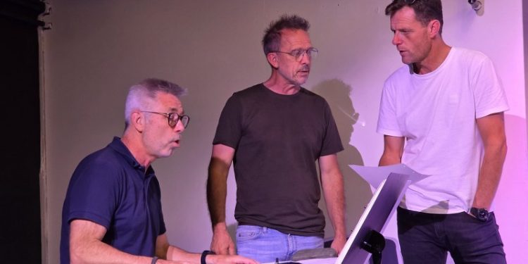 Kapelmester, Michael Jensen, øver revysange med de to skuespillere, Lars Boelt (tv.) og Morten Pedersen.