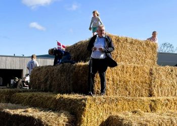 Borgmester Søren Smalbro holdt åbningstale ved høsten hos Sindal Biogas. Foto: Privat.