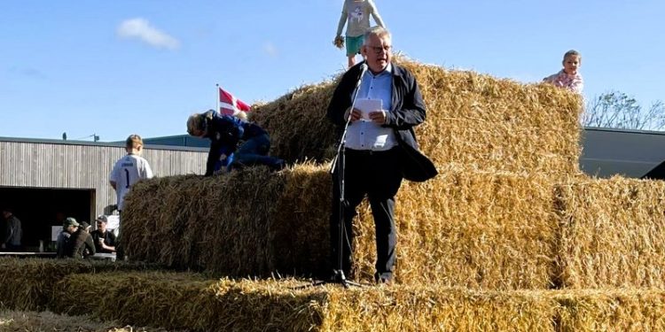 Borgmester Søren Smalbro holdt åbningstale ved høsten hos Sindal Biogas. Foto: Privat.