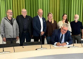 Borgmester Søren SMalbro fra Venstre underskriver budgettet for de kommende fire år i Hjørring Kommune.