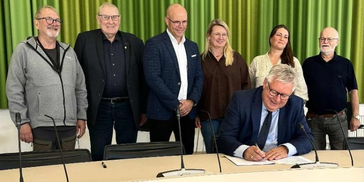 Borgmester Søren SMalbro fra Venstre underskriver budgettet for de kommende fire år i Hjørring Kommune.