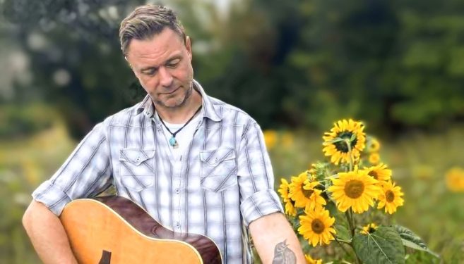 Christoffer Kejser Larsen glæder sig til at præsentere sit første soloalbum. Privatfoto.