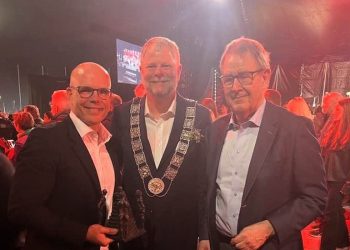 I april 2024 modtog Per Møller (C) i egenskab af 1. viceborgmester på vegne af Hjørring Kommune SKILLS-stafetten fra Roskildes borgmester Tomas Breddam og hilste også på forhenværende statsminister Poul Nyrup-Rasmussen der var formand for EURO SKILLS 2025, som netop er afviklet i Herning. Foto: Privat.