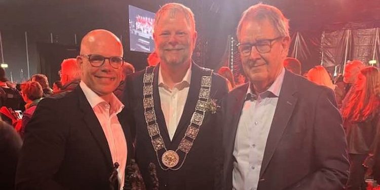 I april 2024 modtog Per Møller (C) i egenskab af 1. viceborgmester på vegne af Hjørring Kommune SKILLS-stafetten fra Roskildes borgmester Tomas Breddam og hilste også på forhenværende statsminister Poul Nyrup-Rasmussen der var formand for EURO SKILLS 2025, som netop er afviklet i Herning. Foto: Privat.