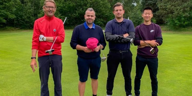 Her ses lokale Daniel Joensen som nummer to fra højre i skarpt selskab ved Jyske Banks åbningsturnering 2020 i Hirtshals Golfklub. Foto: Privat.