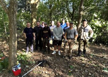 Ikke færre end en snes frivillige var mødt frem til arbejdsdagen lørdag hos Hirtshals Disc Golf. Foto: Niels Skipper.