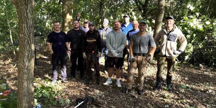 Ikke færre end en snes frivillige var mødt frem til arbejdsdagen lørdag hos Hirtshals Disc Golf. Foto: Niels Skipper.