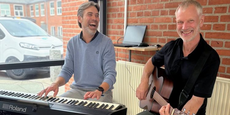 Jacob og Ole er begejstret for den flotte donation, der har muliggjort nye instrumenter. Privatfoto.