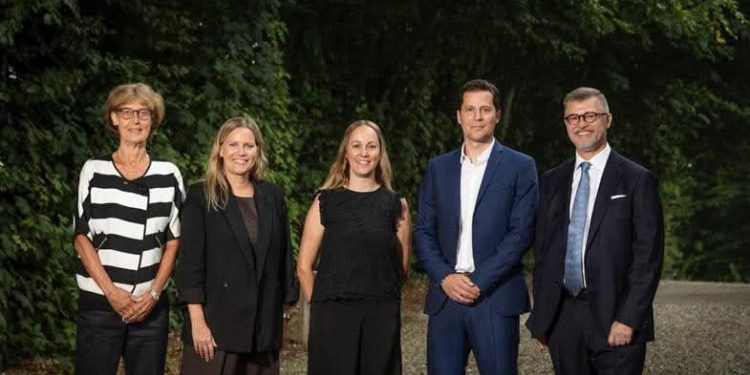 Tandplejer Pernille Hjort Mose, nummer to fra venstre, har modtaget Bagger-Sørensen Fondens Påskønnelsespris 2025. Privatfoto.