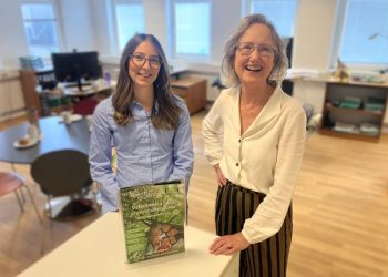 Charlotte Ziethen og forstander Kirsten E. Højrup fortæller om aktuelle yoga-muligheder hos FOF Vendsyssel. Foto: Palle W. Nielsen