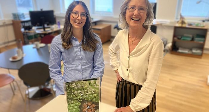 Charlotte Ziethen og forstander Kirsten E. Højrup fortæller om aktuelle yoga-muligheder hos FOF Vendsyssel. Foto: Palle W. Nielsen