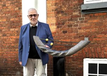 Flemming Holm ved skulpturen TELEGRAFEN. Privatfoto