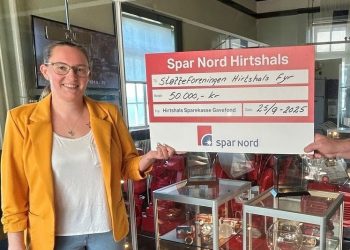 Maria Buus Christensen fra Spar Nord i Hirtshals med checken til Hirtshals Sparekasses Gavefond. Foto: Privat.